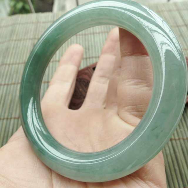 A货翡翠手镯 水润满绿圆条手镯55.5mm图8