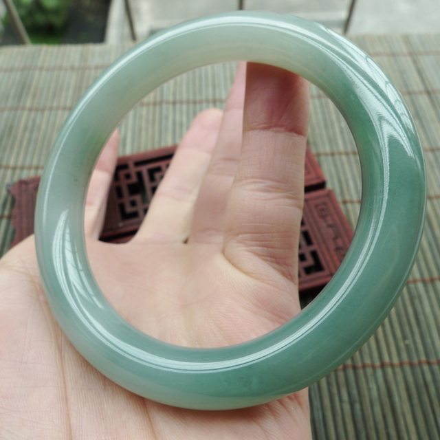 糯种飘绿A货翡翠手镯 圆条手镯58.3mm图1