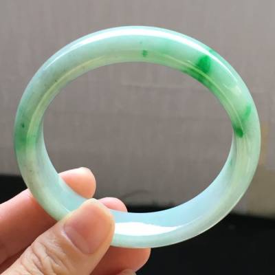 58.7糯冰辣色完美翡翠福镯