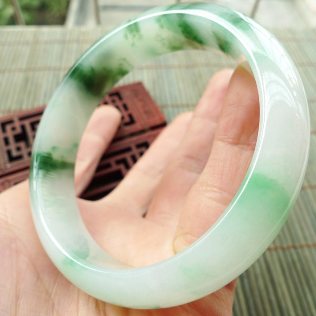 A货翡翠手镯 玻璃种飘绿花正装手镯56.8mm图9