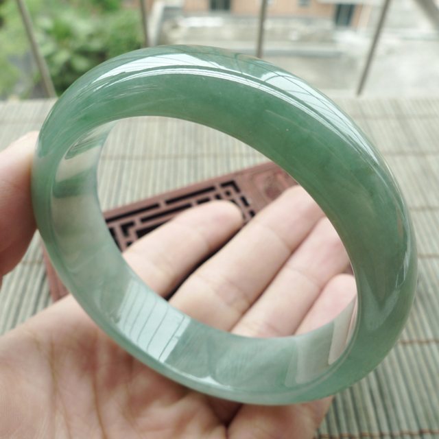 水润淡绿宽边正装翡翠手镯：57mm图5
