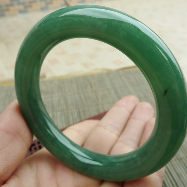 完美老种冰润满绿圆条翡翠手镯，圈口55.5mm图4