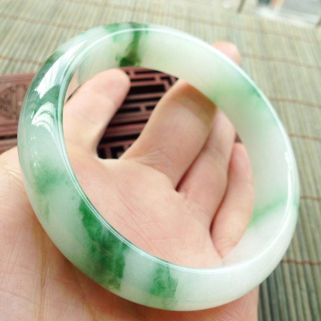 A货翡翠手镯 玻璃种飘绿花正装手镯56.8mm图10