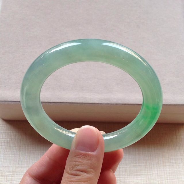 冰种辣绿翡翠手镯 缅甸天然翡翠圆条手镯 52.7-10.2mm图1