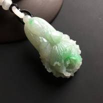 带色百财翡翠吊坠 尺寸48-23-16毫米