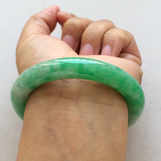 冰种阳绿翡翠手镯  缅甸天然翡翠圆条手镯 尺寸：55.8寸图5