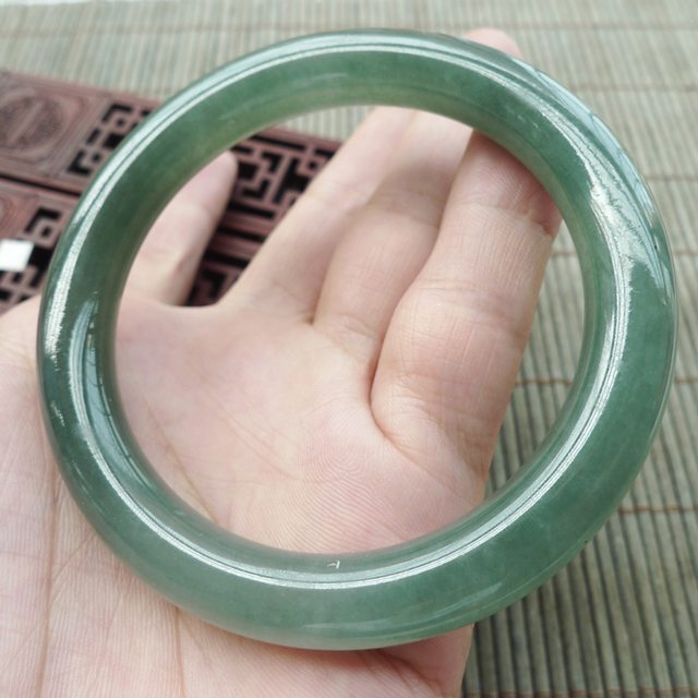 A货翡翠冰油满绿圆条手镯55.8mm图1