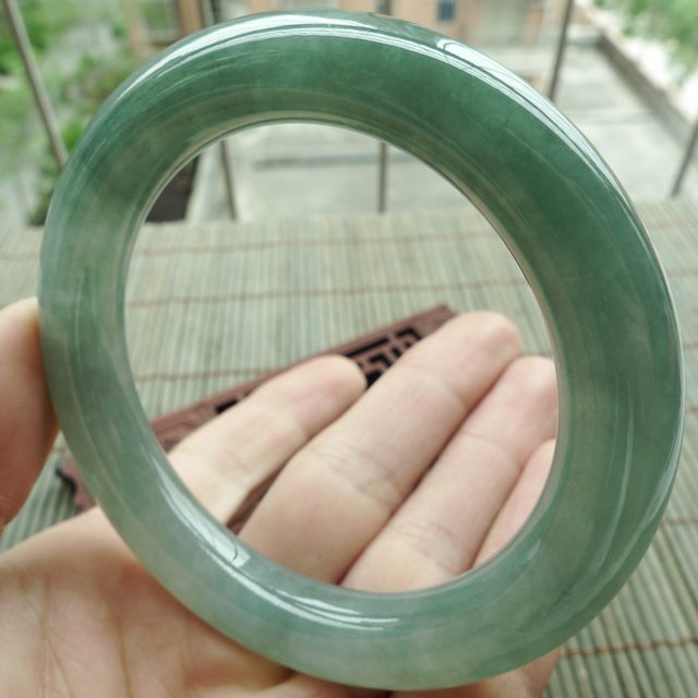 A货翡翠手镯 水润满绿圆条手镯55.5mm图2