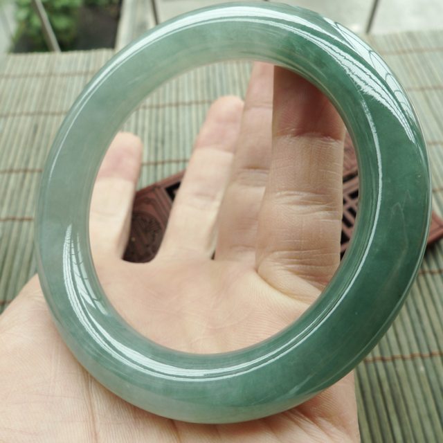 A货翡翠手镯 水润满绿圆条手镯55.5mm图6