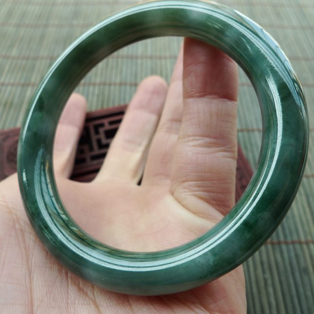 A货翡翠手镯  油青种飘绿圆条手镯53mm图1