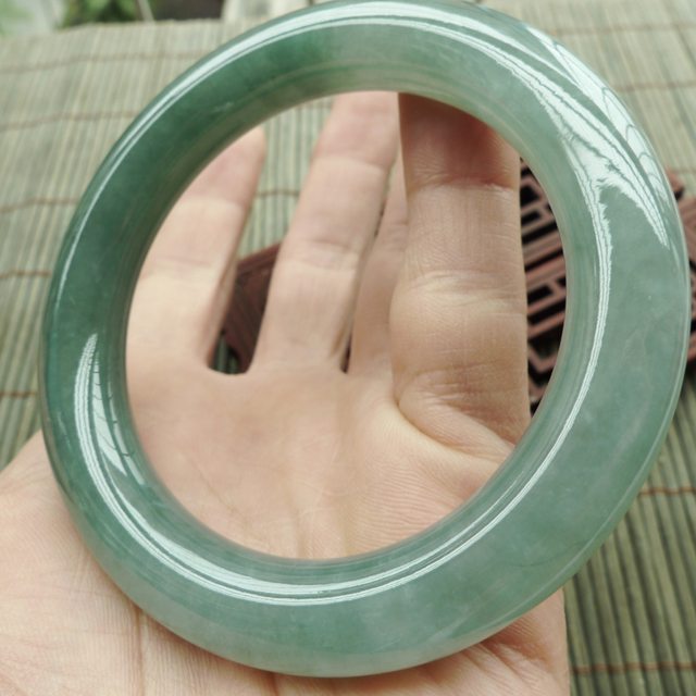 A货翡翠手镯 水润满绿圆条手镯55.5mm图10