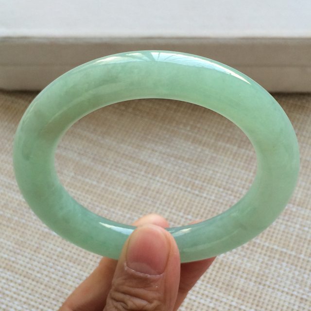冰润果绿翡翠手镯  缅甸天然翡翠圆条手镯  尺寸：55.8寸图4