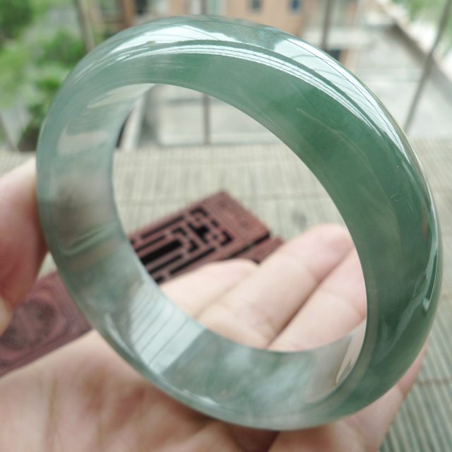 冰油淡绿宽边正装翡翠手镯：57.8mm图3