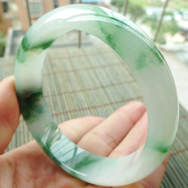 A货翡翠手镯 玻璃种飘绿花正装手镯56.8mm图3