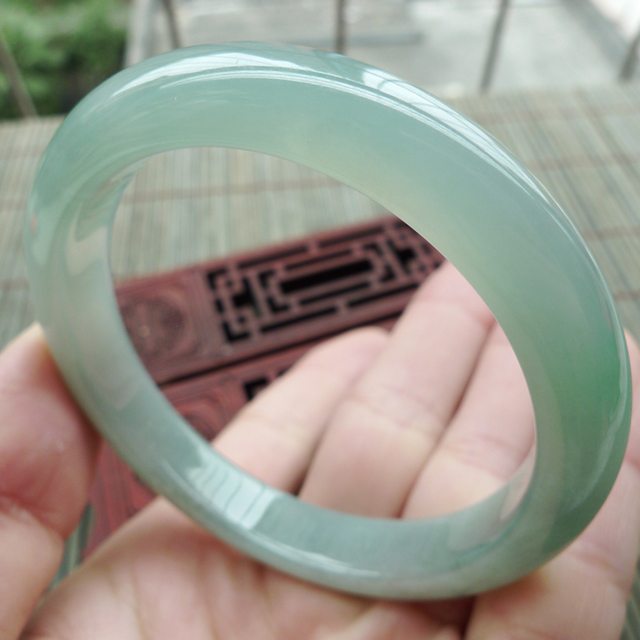 冰油淡绿细条正装翡翠手镯54.2mm图1