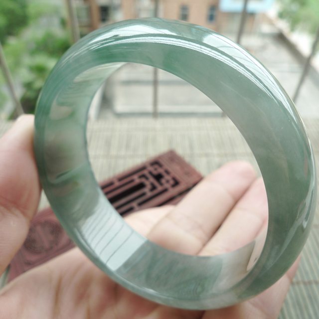 冰油淡绿宽边正装翡翠手镯：57.8mm图1