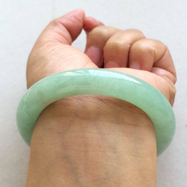 冰润果绿翡翠手镯  缅甸天然翡翠圆条手镯  尺寸：55.8寸图8