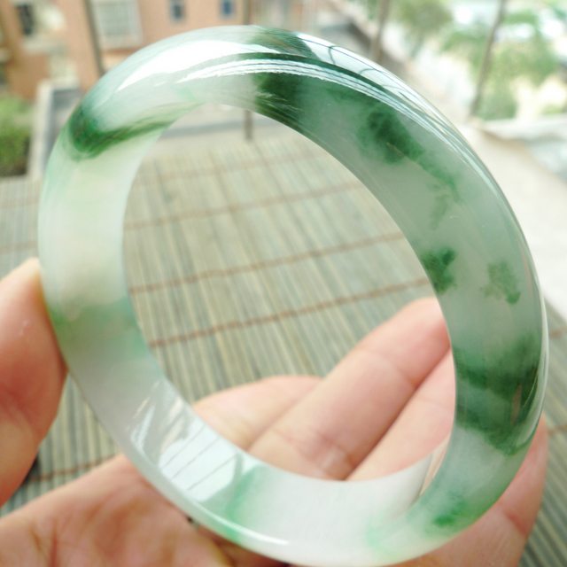 A货翡翠手镯 玻璃种飘绿花正装手镯56.8mm图1