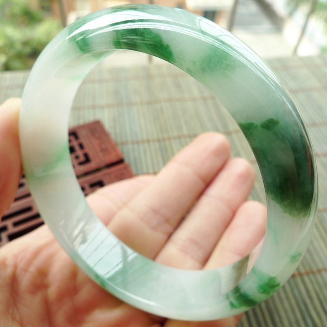 A货翡翠手镯 玻璃种飘绿花正装手镯56.8mm图6