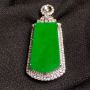 满色无事牌翡翠吊坠