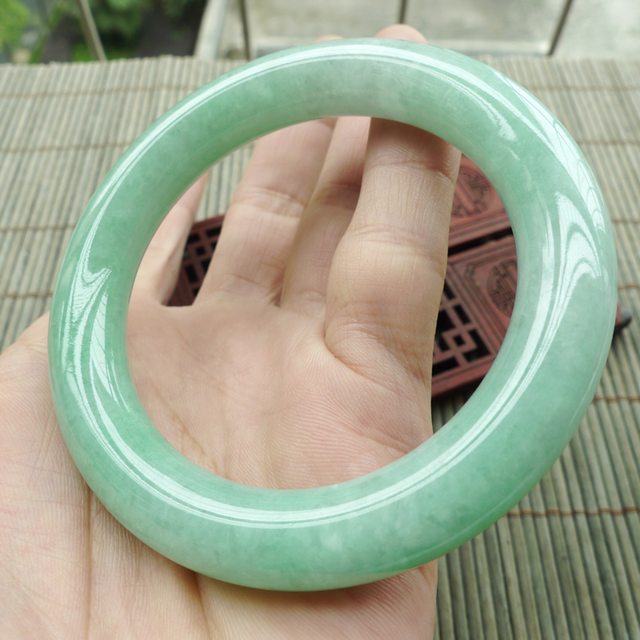 糯冰细腻满绿圆条翡翠手镯56.8mm图6