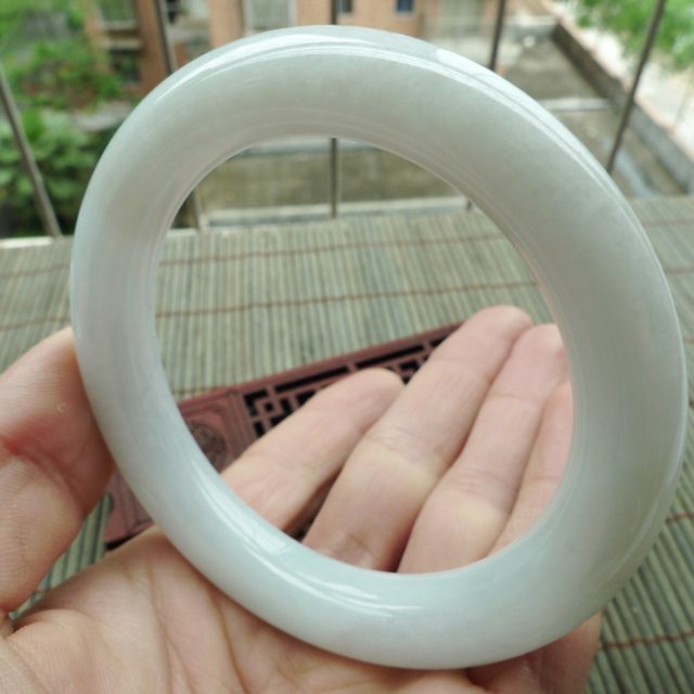 A货翡翠手镯 糯种浅绿圆条手镯56.3mm