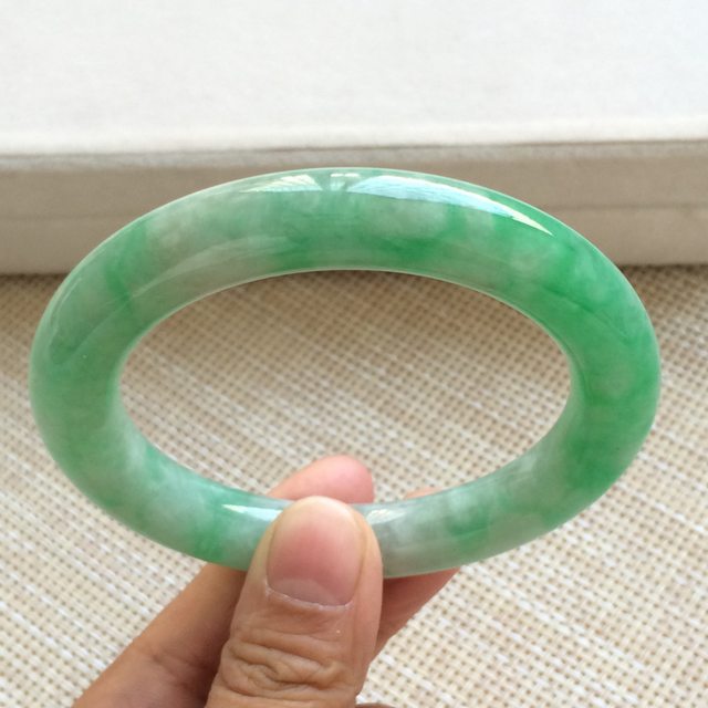 冰种阳绿翡翠手镯  缅甸天然翡翠圆条手镯 尺寸：55.8寸图3