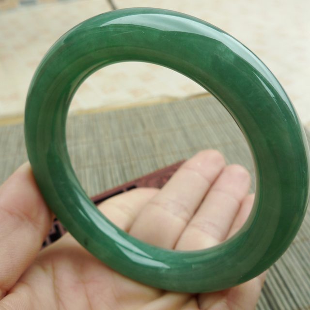 完美老种冰润满绿圆条翡翠手镯，圈口55.5mm图5