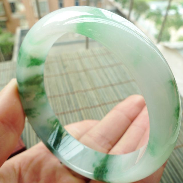 A货翡翠手镯 玻璃种飘绿花正装手镯56.8mm图5