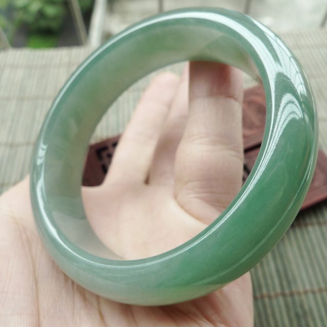 A货翡翠手镯 水润满绿正装手镯54.5mm图4