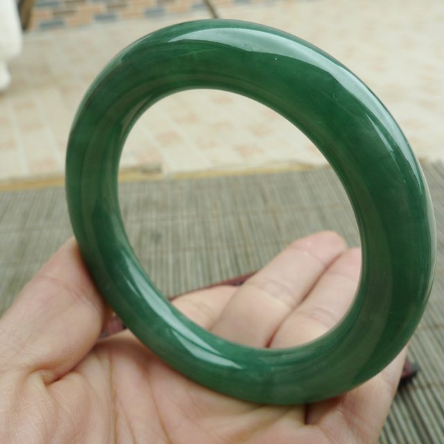 完美老種冰潤滿綠圓條翡翠手鐲，圈口55.5mm