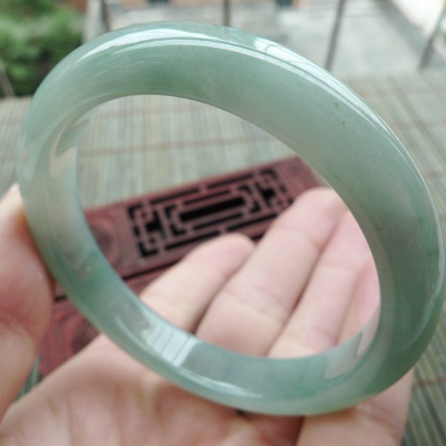 冰油淡绿细条正装翡翠手镯54.2mm图2