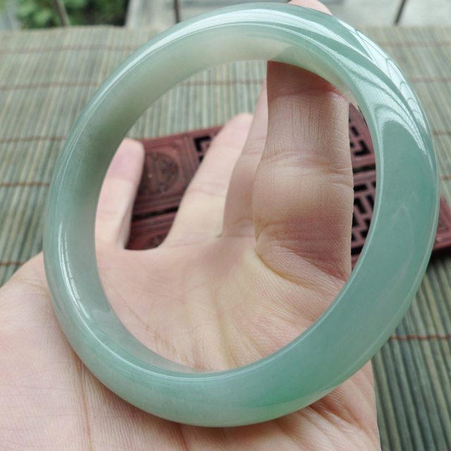 冰油淡绿细条正装翡翠手镯54.2mm图5