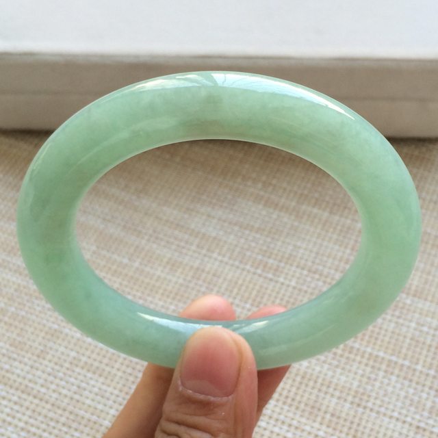 冰润果绿翡翠手镯  缅甸天然翡翠圆条手镯  尺寸：55.8寸图5
