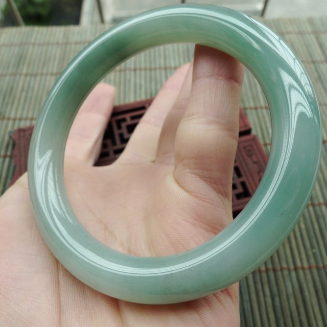 糯种飘绿A货翡翠手镯 圆条手镯58.3mm图4