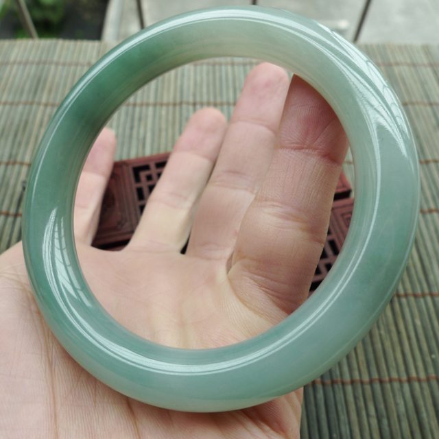 糯种飘绿A货翡翠手镯 圆条手镯58.3mm图6