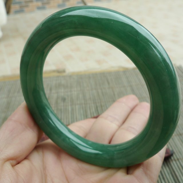 完美老种冰润满绿圆条翡翠手镯，圈口55.5mm图1