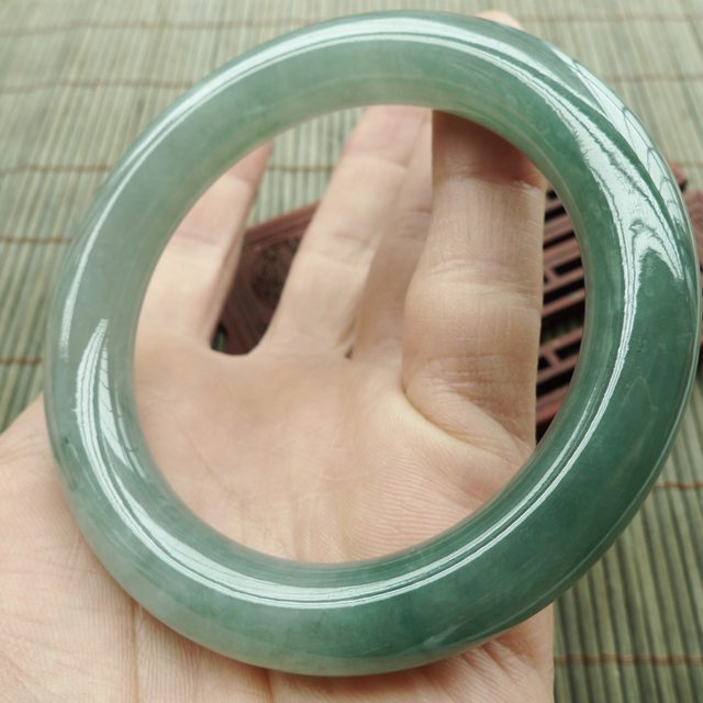 A货翡翠手镯 水润满绿圆条手镯55.5mm图11