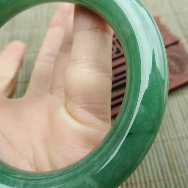 完美老种冰润满绿圆条翡翠手镯，圈口55.5mm图11