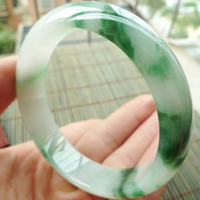 A货翡翠手镯 玻璃种飘绿花正装手镯56.8mm图4