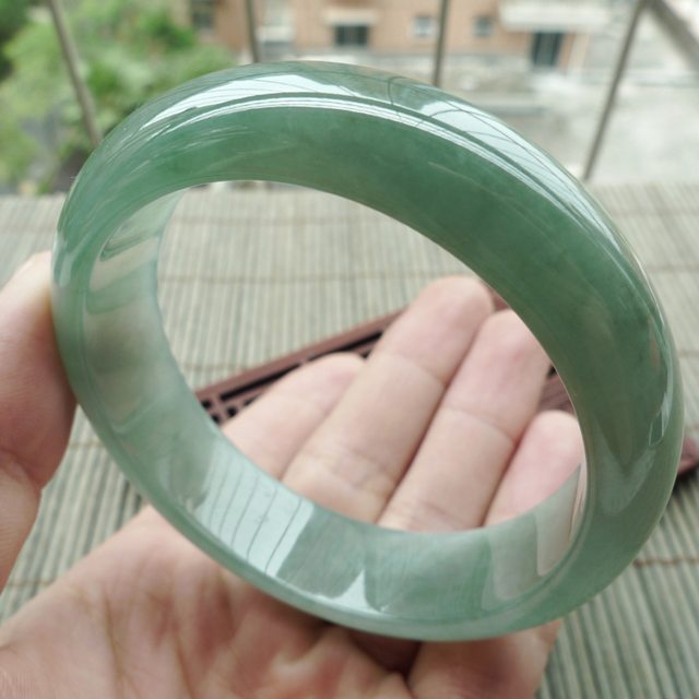 水润淡绿宽边正装翡翠手镯：57mm图1