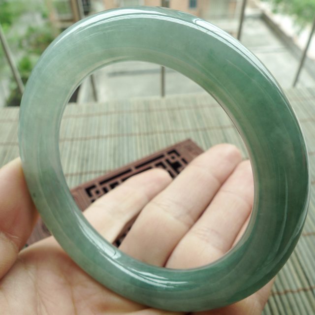 A货翡翠手镯 水润满绿圆条手镯55.5mm图5
