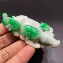 糯种阳绿 牛气冲天翡翠吊坠 尺寸：69.5*37*15.2mm