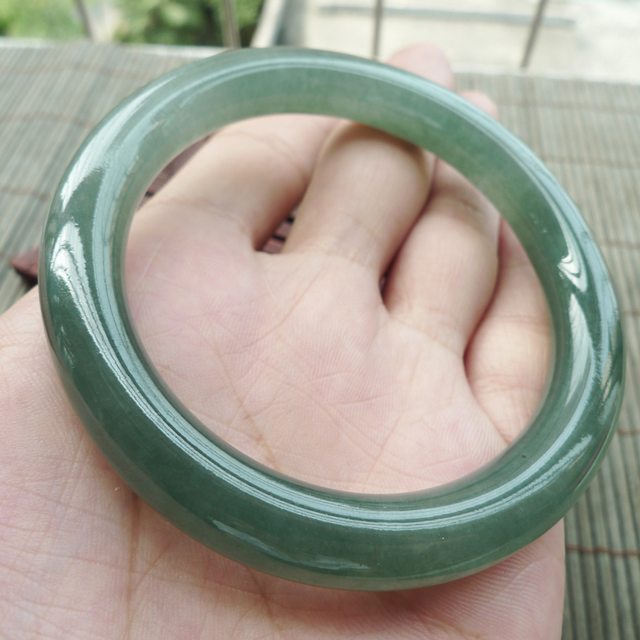 A货翡翠冰油满绿圆条手镯55.8mm图7