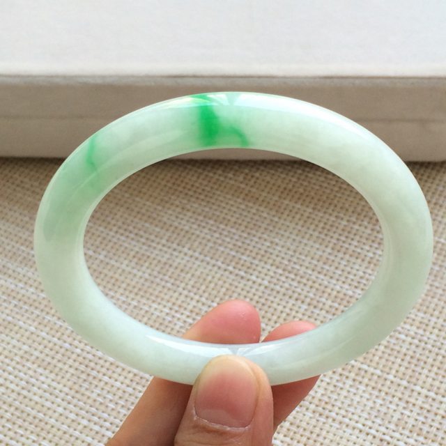 冰种飘绿翡翠手镯  缅甸天然翡翠圆条手镯 尺寸：56.8寸图3