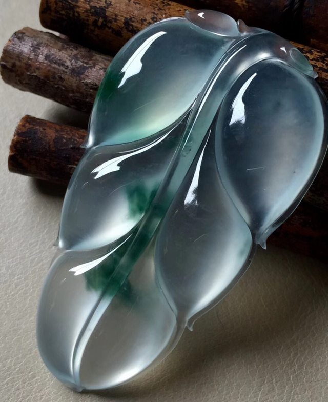 玻璃种飘绿叶子 翡翠挂件 尺寸55*32*5.8