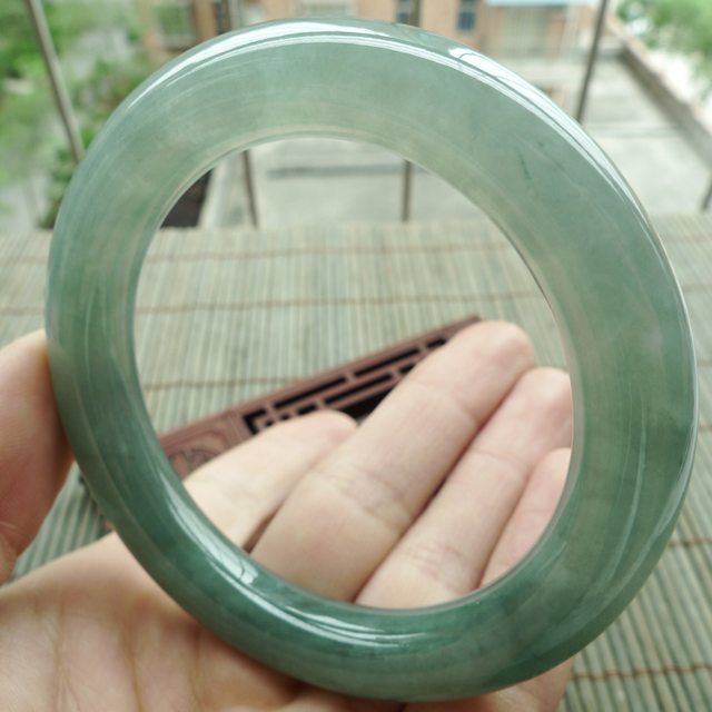 A货翡翠手镯 水润满绿圆条手镯55.5mm图1