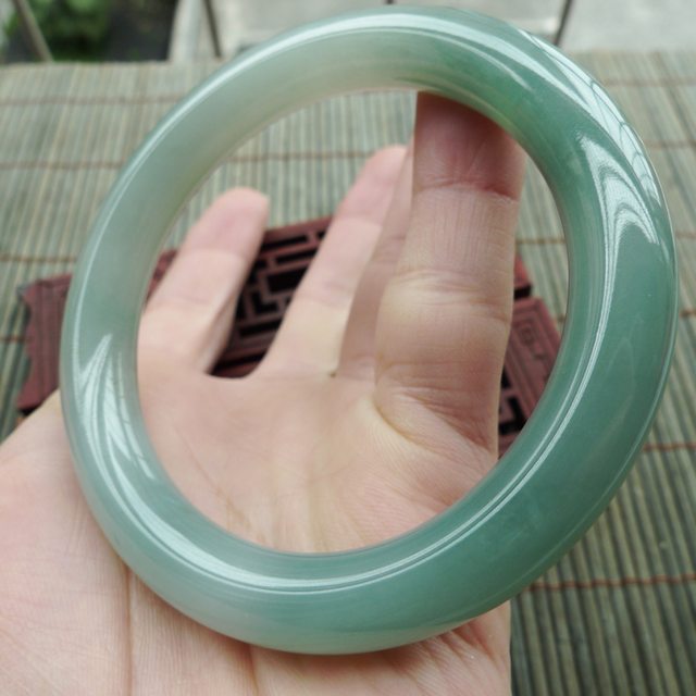 糯种飘绿A货翡翠手镯 圆条手镯58.3mm图3