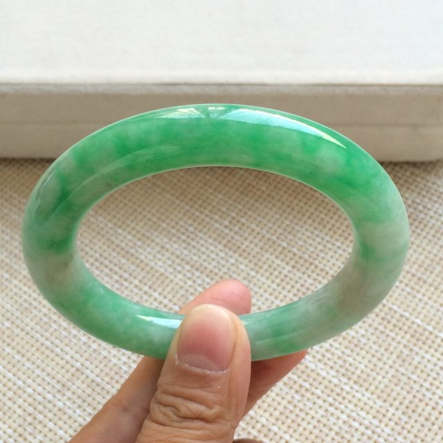 冰种阳绿翡翠手镯  缅甸天然翡翠圆条手镯 尺寸：55.8寸图2