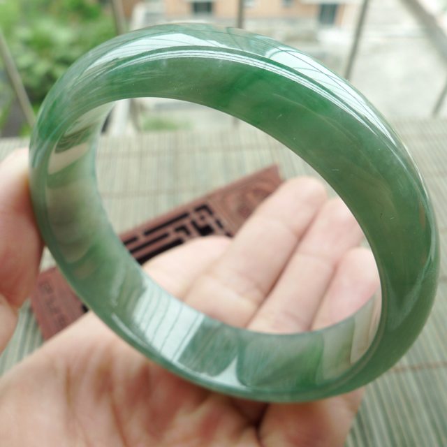 A货翡翠水润满绿正装手镯57.2mm图2